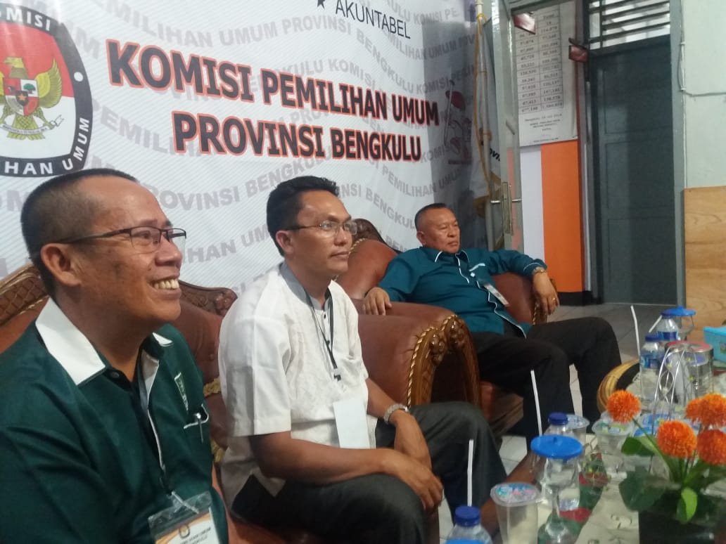 Ketua DPW PKB Provinsi Bengkulu Herliardo saat mendaftarkan bacaleg PKB ke KPU Provinsi Bengkulu