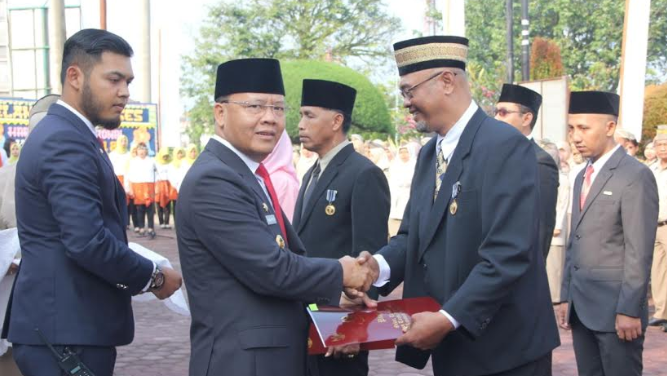 Plt Gubernur Bengkulu saat menjadi inspektur upacara Hari Agraria