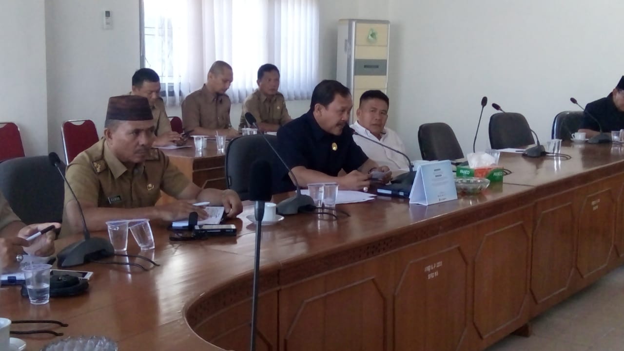 Rapat anggota DPRD Bengkulu Selatan membahas usulan pelantikan Gusnan Mulyadi kembali ditunda