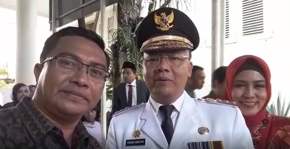 Rohidin Mersyah Gubernur Bengkulu bersama tokoh masyarakat Zulkarnain Kaka Jodho usai pelantikan di Istana Negara Jakarta
