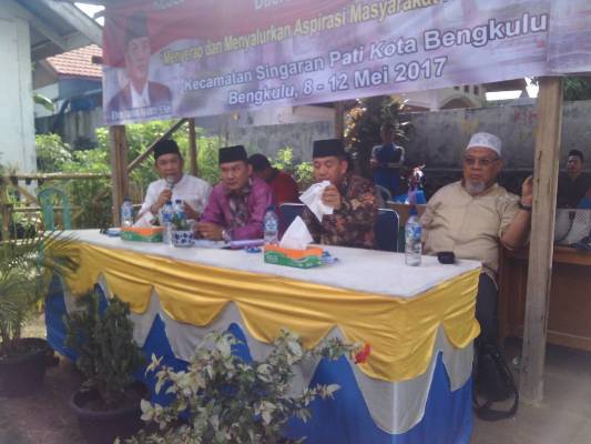 Anggota DPRD Kota Bengkulu Heri Ifzan dan Elfin Yanuar Syahri tampak fokus mendengarkan aspirasi warganya