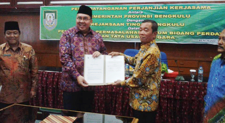 Gubernur dan Kejati Tanda Tangani TP4D di Bidang Hukum Perdata dan Tata Usaha Negara, Kamis (10/11/2016) di Gedung Bappeda Provinsi Bengkulu