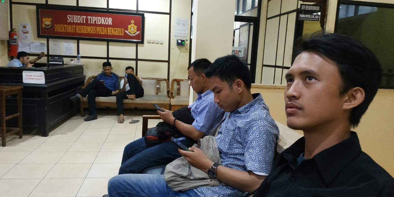 Para saksi saat menghadiri panggilan penyidik Polda Bengkulu