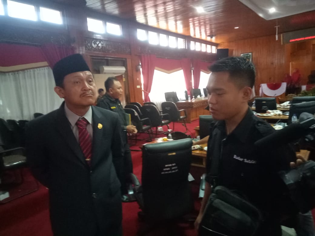 Yevri Susanto, ketua DPRD Bengkulu Selatan memberikan keterangan bantahan atas kesaksian Suhadi di persidangan
