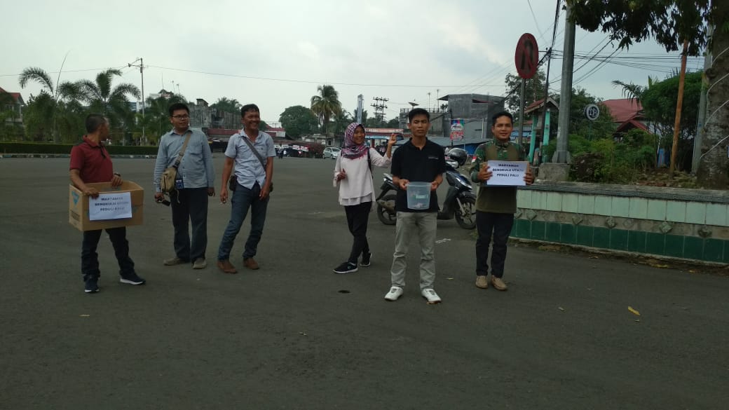 Para wartawan di Bengkulu Utara melakukan penggalangan dana untuk korban gempa bumi dan tsunami