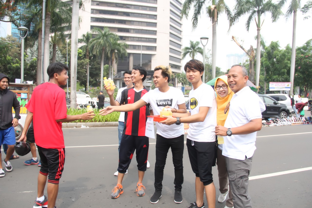 Didampingi Kepala Beppeda Provinsi Bengkulu, Personil Group Musik Rasha Band juga ikut membagikan membagikan minuman segar jeruk Kalamansi di Lokasi acara Sudirman-Thamrin Jakarta