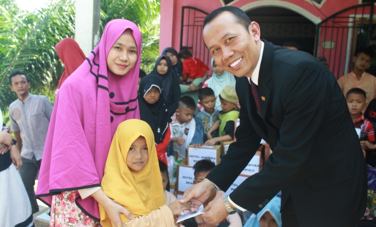 Hotel Santika memberikan santunan kepada anak-anak di Panti Asuhan Kasih Sayang Kota Bengkulu