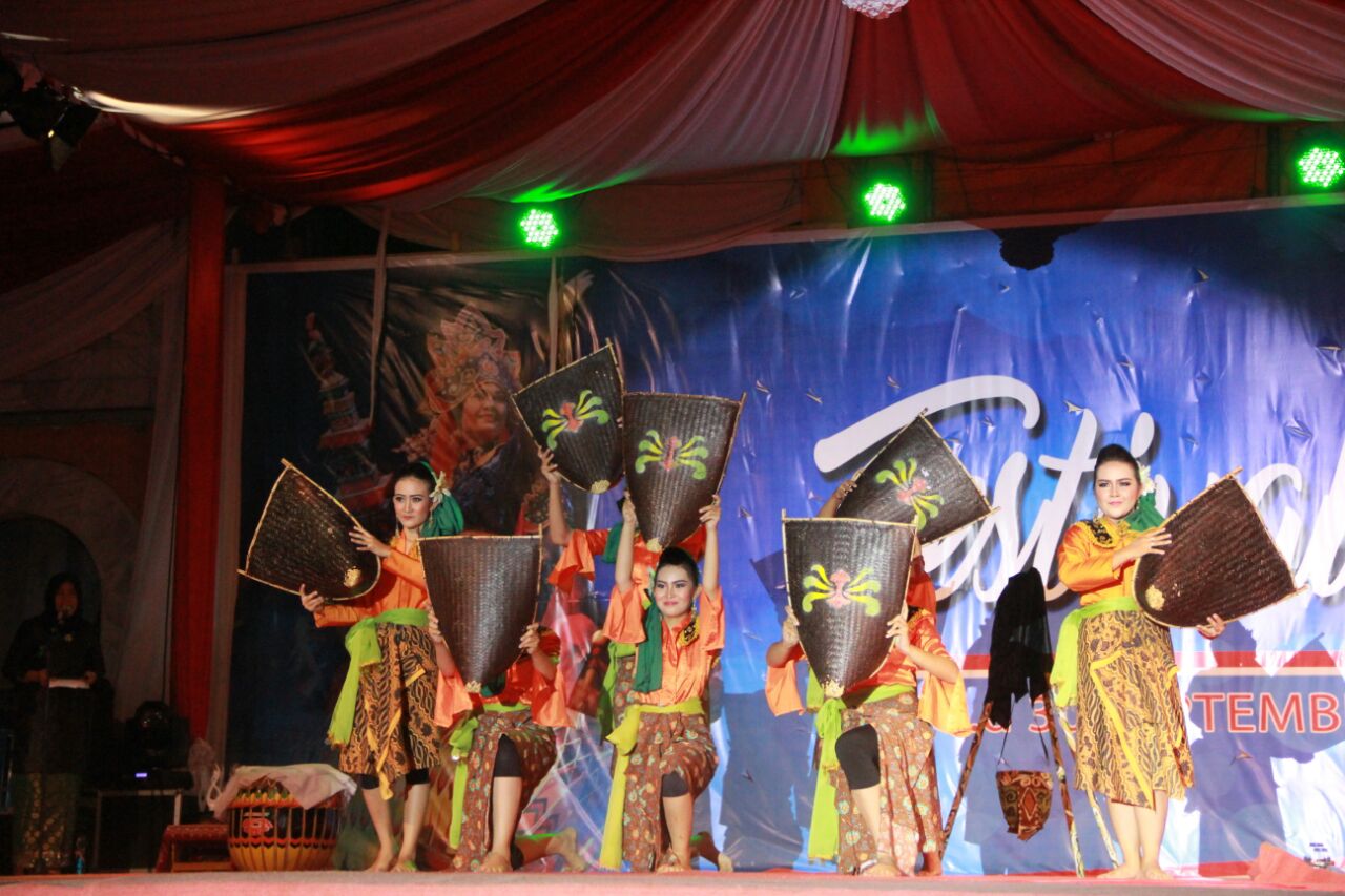 Penampilan seni tradisi pada malam puncak Festival Tabut 2017