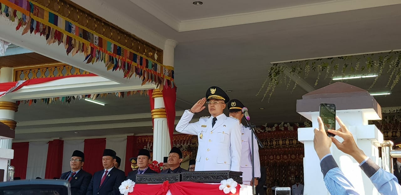 Plt Bupati Bengkulu Selatan Gusnan Mulyadi menjadi inspektur upacara HUT RI ke 73