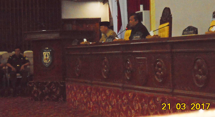 Wakil Ketua I Edison Simbolon, didampingi Wakil Gubernur Bengkulu, Dr. Rohidin Mersyah memimpin sidang