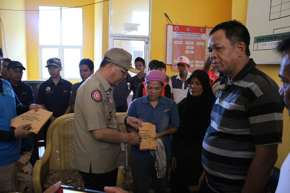Gubernur Bengkulu Rohidin Mersyah saat mengunjungi korban terdampak banjir di Bengkulu Tengah