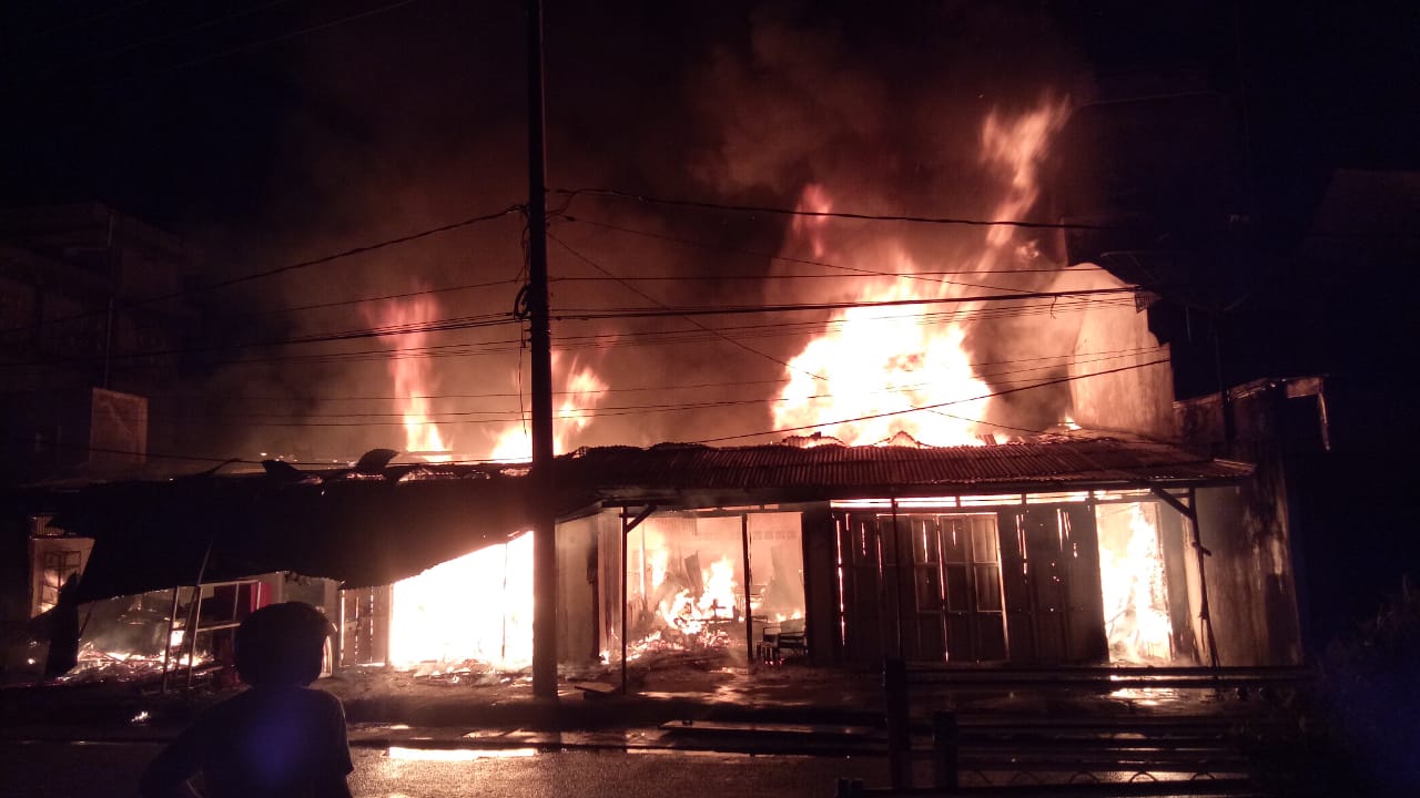 Kebakaran yang melanda bangunan toko di Bengkulu Selatan