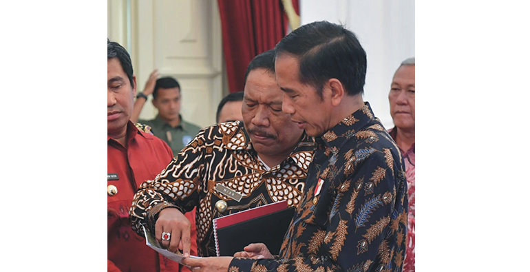 Bupati Bengkulu Utara Ir Mian saat menyampaikan persoalan dan melobi Jokowi agar berkunjung ke Bengkulu Utara