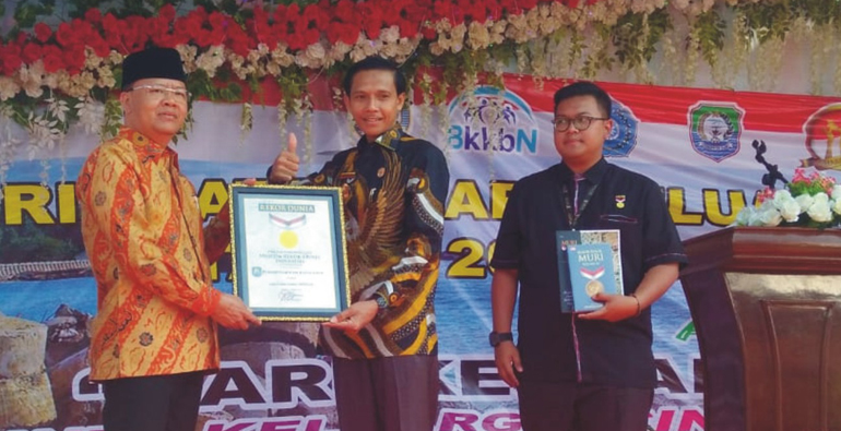 Rekor dunia diserahkan kepada Plt Gubernur Bengkulu Rohidin Mersyah kemudian diserahkan kepada Bupati Kaur Gusril Fauzi