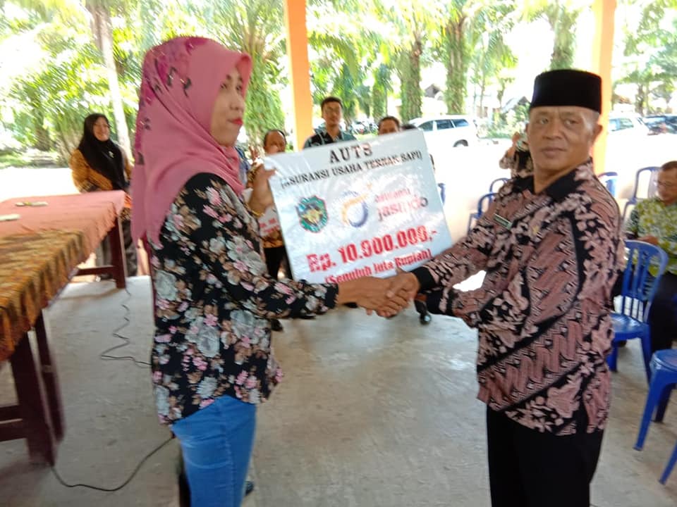 Penyerahan klaim Asuransi Usaha Ternak Sapi
