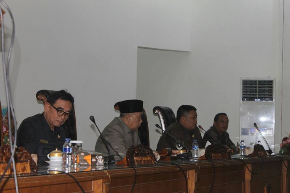 Tampak hadir Wakil Ketua DPRD, sejumlah anggota DPRD serta kepala Organisasi Perangkat Daerah pada pengesahan Raperda Pertanggungjawaban pelaksanaan APBD TA 2016