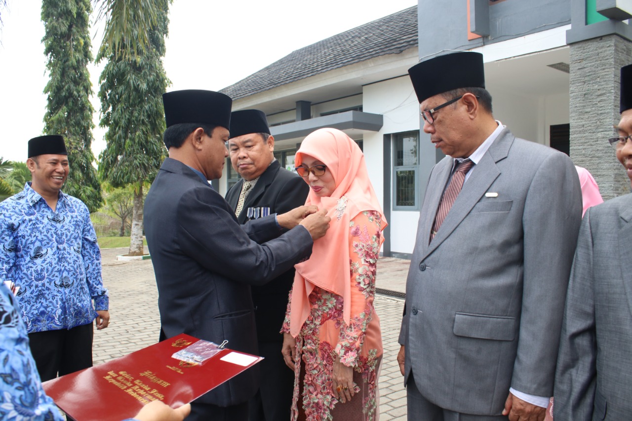 Proses Penyerahan Satya Lencana Karya Satya