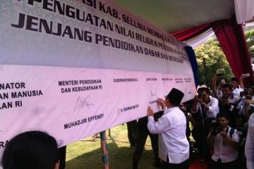 Bupati Bundra menandatangani deklarasi Seluma Membaca Alquran
