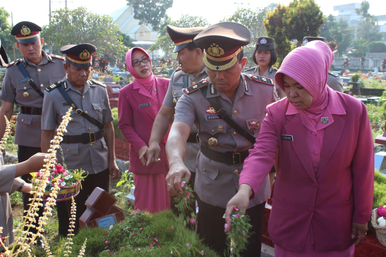 Ziarah dan Tabur Bunga di Makam Pahlawan dalam rangka HUT Bhayangkara ke-72