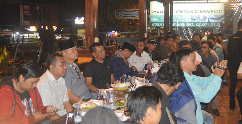 para anggota dewan membaur bersama insan media