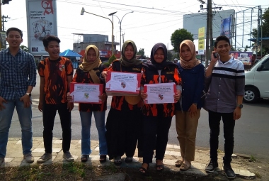 Anggota Pemuda Pancasila Kota Bengkulu melakukan aksi penggalangan dana