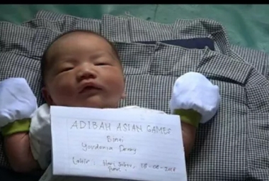 Bayi lahir yang diberi nama &quot;Adibah Asian Games&#039;, (Foto : Inews)
