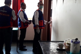 Tim Tipikor Polda Bengkulu saat melakukan penggeledahan