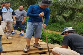 Aksi Gotong Royong Perbaiki Jembatan di Bengkulu Selatan, Selasa (22/11/2016)