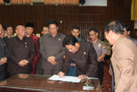 Ketua DPRD Provinsi menandatangani nota Raperda pertanggungjawaban pelaksanaan APBD Provinsi Bengkulu tahun anggaran 2015