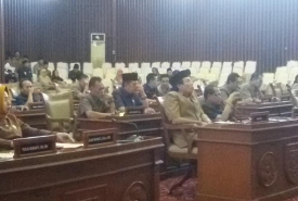 Walikota Bengkulu H. Helmi Hasan saat pengajian rutin bulanan yang diikuti BKMT se-Kota Bengkulu beserta masyarakat di Balai Kota