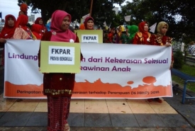 Massa dari Forum Komunitas Perempuan Akar Rumput (FKPAR) Menggelar Unjuk Rasa