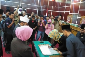 Ketua DPRD Kota Bengkulu Erna Sari Dewi Menandatangani Pengesahan APBD Kota Bengkulu 2017