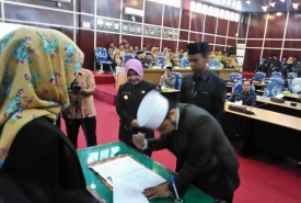Walikota Bengkulu Helmi Hasan bersama DPRD Kota Bengkulu Mengesahkan APBD Kota Bengkulu 2017