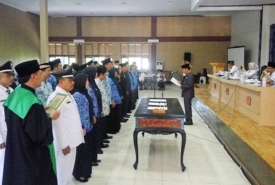 Pelantikan terhadap 45 orang ASN ini terdiri dari 3 orang eselon III, 37 orang eselon IV, dan 5 orang kepala sekolah yaitu 3 orang kepala sekolah SD dan 2 orang kepala sekolah SMP