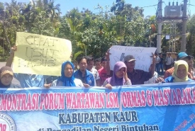 Demo di PN Bintuhan dan Kejari Kaur