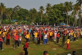 Senam massal dalam rangka HUT Kab Kaur ke 14 / Foto : Harluzen