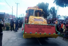 Pawai pembangunan dalam rangka HUT Kab Kaur ke 14 / Foto : Harluzen