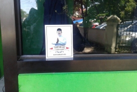 Stiker bergambar Tam Tam Ail menempel di pos Satpam kantor OPD Pemprov