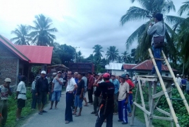 Warga Padang Guci Hilir memblokir jalan dan melarang pengangkutan material galian C / Foto : Harluzen