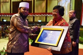 Walikota Helmi Hasan menerima penghargaan Adipura dalam bentuk sertifikat dari Menteri Lingkungan Hidup dan Kehutanan Republik Indonesia Siti Nurbaya