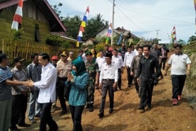 Bupati Kaur Gusril Fauzi saat mengunjungi Desa Tri Jaya