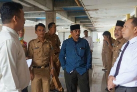 Rektor IAIN Bengkulu menyerahkan SK CPNS, Senin (19/2/2018)