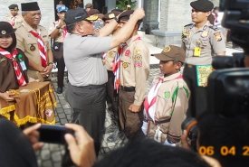 Kapolda Bengkulu Brigjen Pol Drs. Yovianes Mahar menyematkan tanda peserta