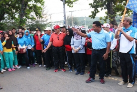 Sekda Marjon melepas peserta jalan santai