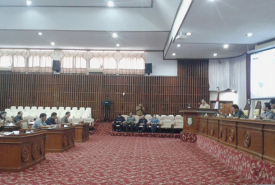Wakil Gubernur Rohidin Mersyah menyampaikan jawaban Gubernur terhadap pandangan umum fraksi atas APBD Perubahan 2016