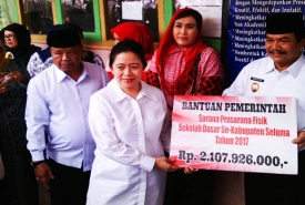 Mentri PMK menyerahkan bantuan secara simbolis
