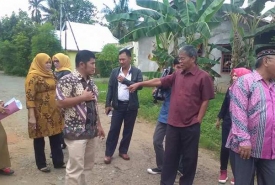 Dewan saat sidak jalan rusak