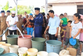 Walikota Bengkulu Helmi Hasan bersama dengan PDAM Kota bergerak menyalurkan air bersih ke lokasi Jalan Karang Indah, Selebar