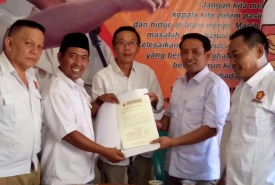 Ketua DPC Gerindra Kota Bengkulu saat menyerahkan rekomendasi partai