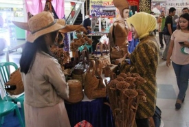 Wakil Walikota Bengkulu Patriana Sosialinda saat mengunjungi sejumlah stan di Bencoleen Mall pada kegiatan bazar di peringatan Hari Koperasi 69